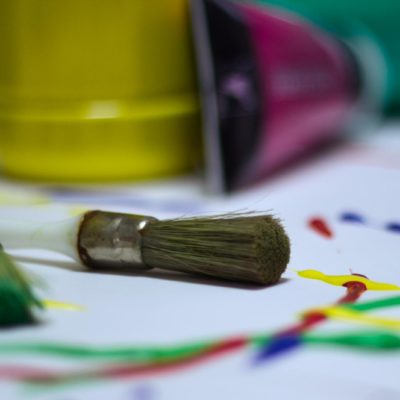 Pinsel mit Farbe (Kunsttherapie Koblenz)