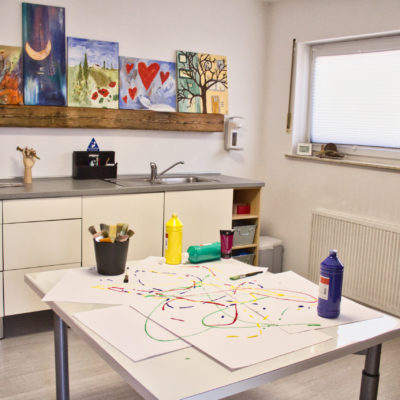 Tisch mit Malutensilien (Kunsttherapie Koblenz)